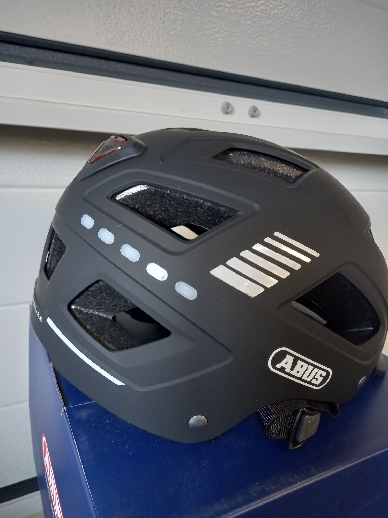 Kask rowerowy orzeszek z oświetleniem LED ABUS Hyban 2.0 r. XL