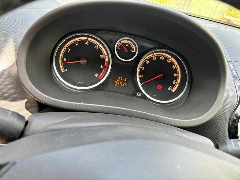 Opel Corsa 1.4 Benzyna 2011 rok