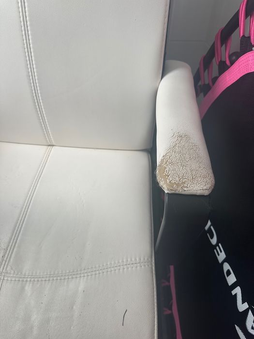 Cadeira de escritório branca usada