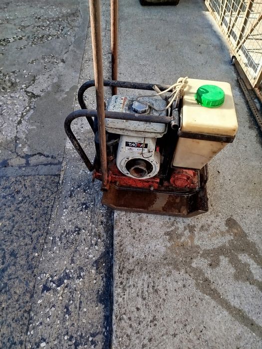 Placa compactadora, vibratória com depósito de água