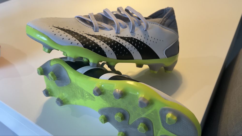 Chuteiras Adidas Predator com caneleiras