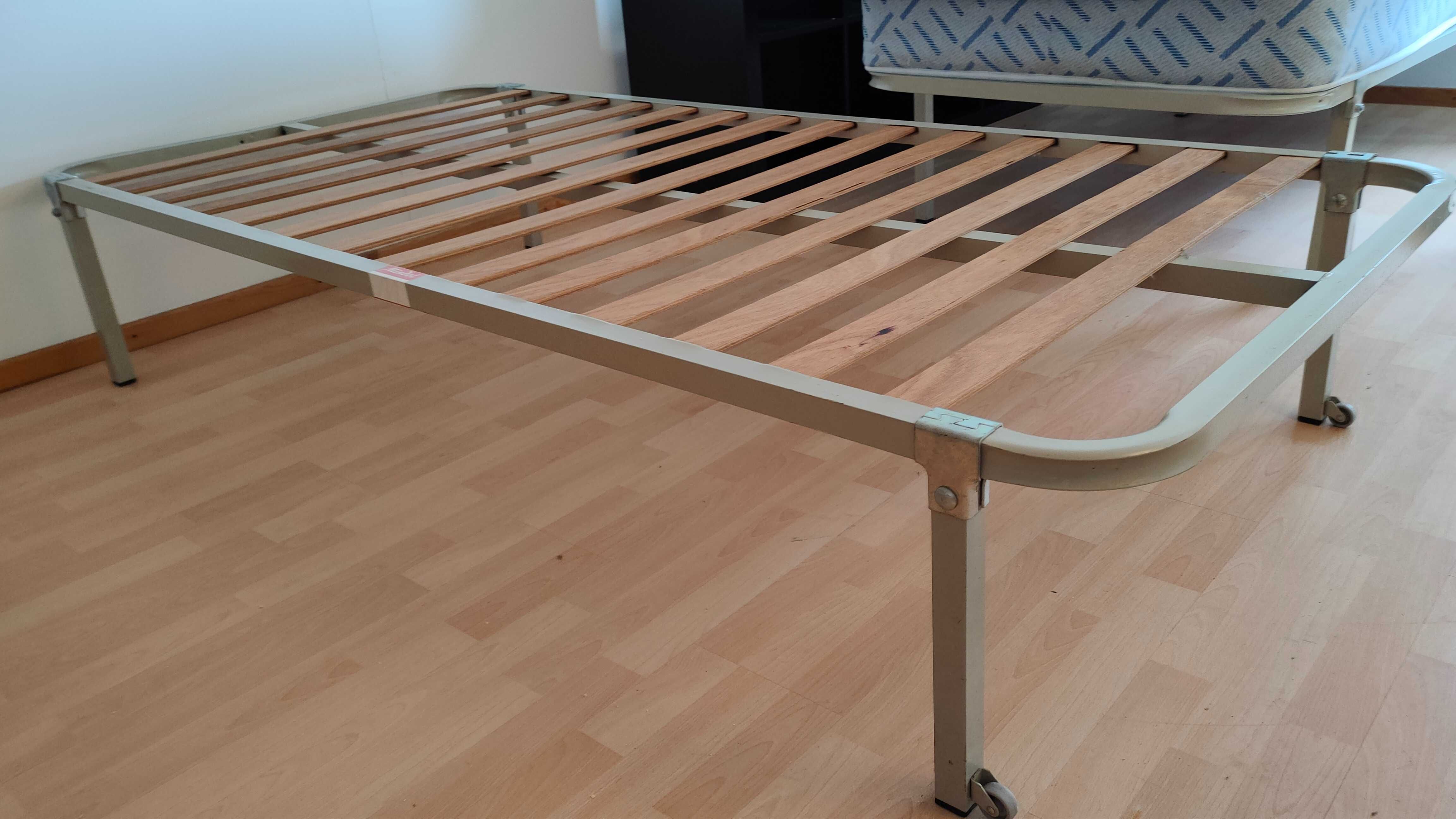 Cama individual com estrutura metálica resistente e colchão 183X90cm