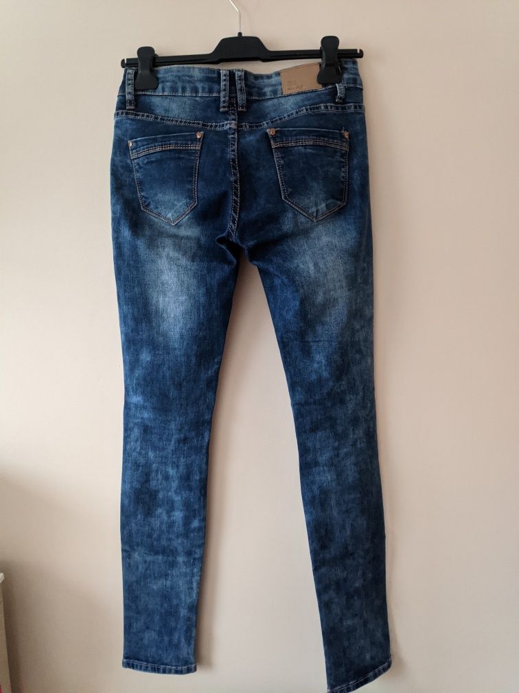 Spodnie jeansowe z przetarciami rozmiar M