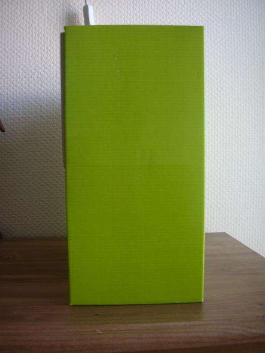 Kolorowe pudełko tekturowe z szufladkami