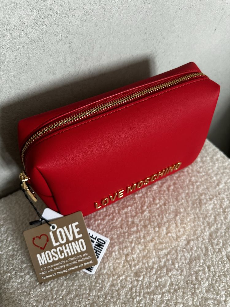 Czerwona kosmetyczka Love Moschino
