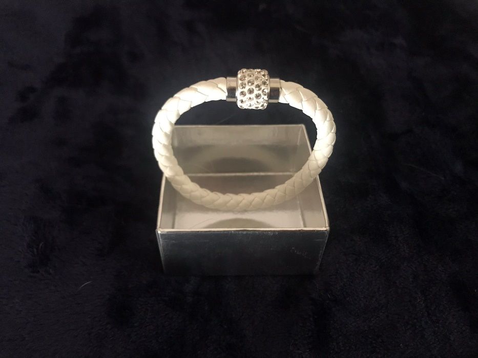 Pulseira Tipo Pele com Brilhantes Nova