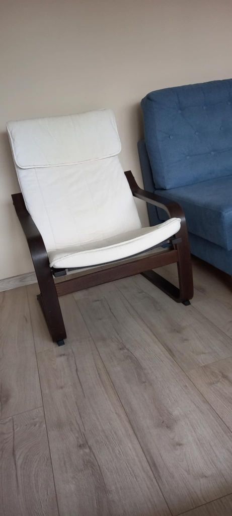 Fotel Poang IKEA beżowy i czerwony pokrowiec