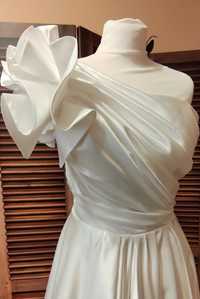 Атласна весільна сукня айворі, молоко 32-38р XS-M, з розрізом і шлейфо