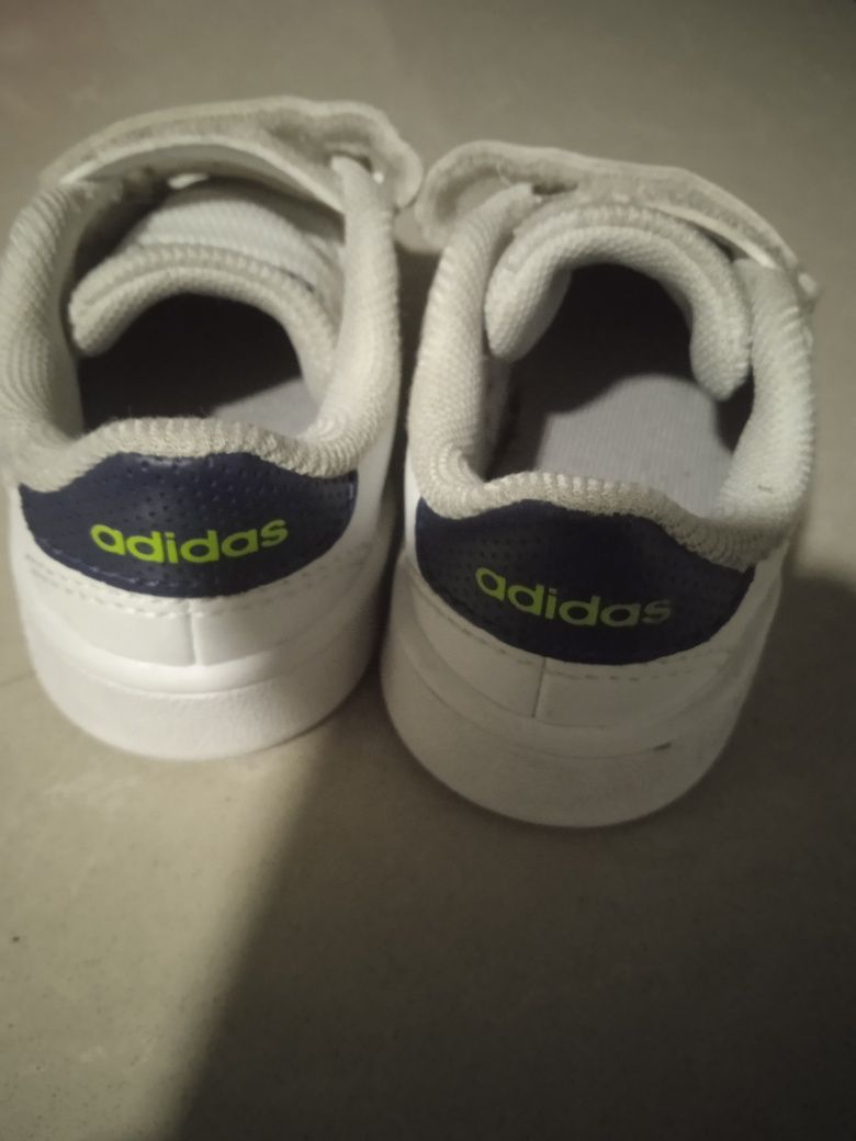 Vendo sapatilhas adidas originais tamanho 20