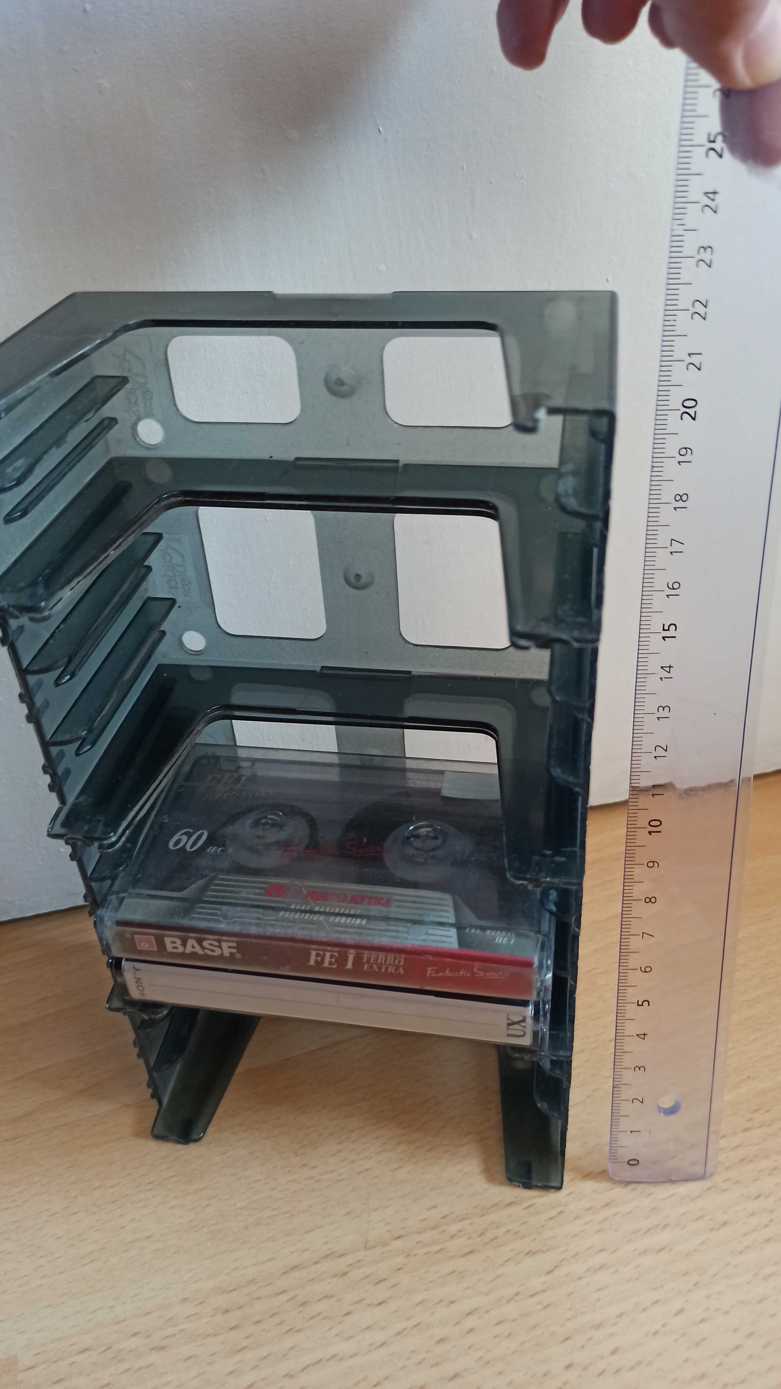 Stojak na 11 kaset magnetofonowych, można powiesić za uchwyty