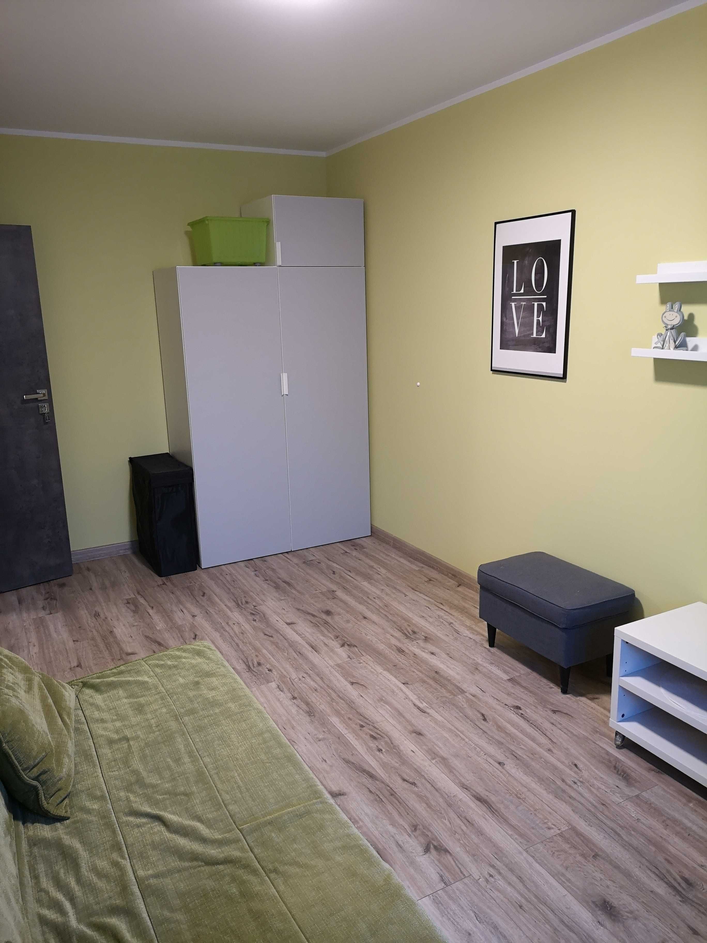 Pokój (15m2) (cena już z mediami i siłownią) Czerwone Maki
