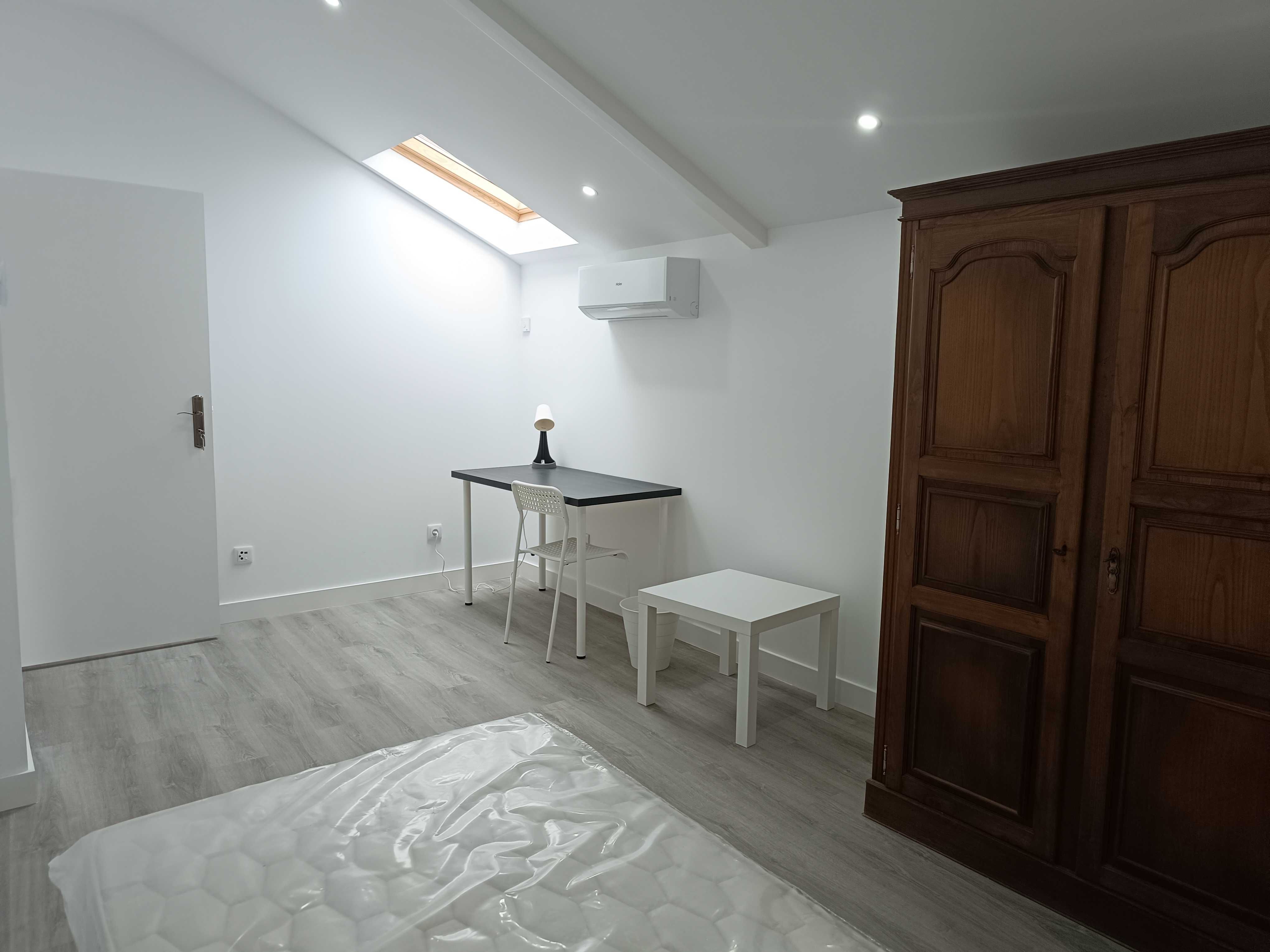 Quarto individual estudante em casa nova