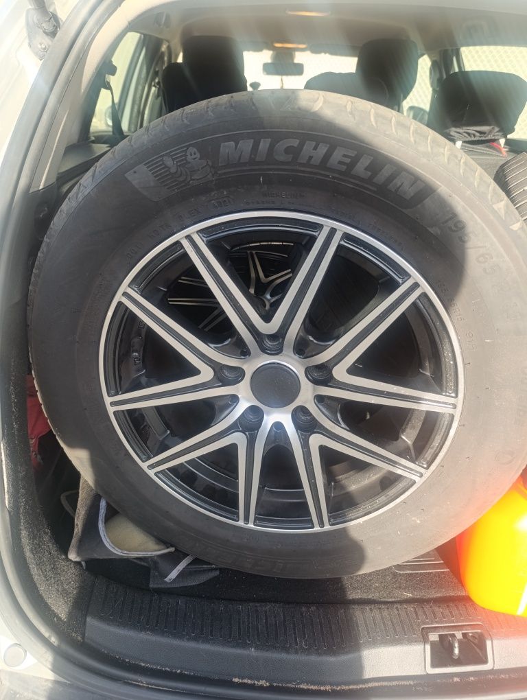 Agora 200€ Jantes 195/65 R15 novos com pneus novos  negociável
