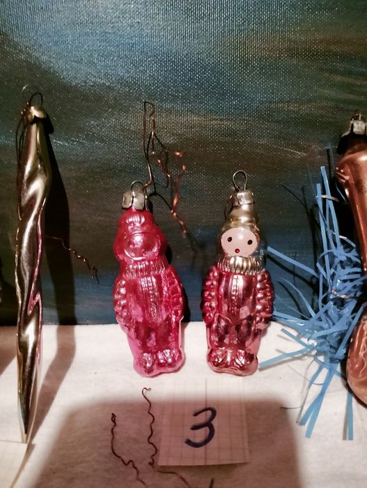 Новорічні іграшки на ялинку, фігурки.