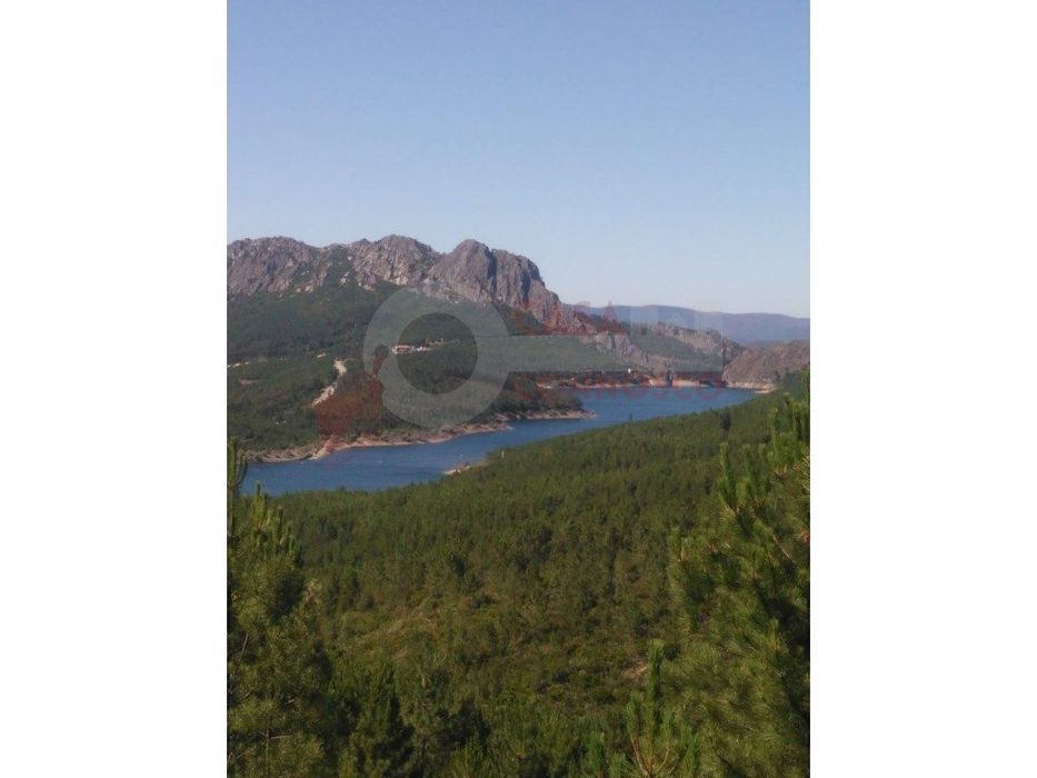 Terreno com vistas privilegiadas para a barragem de Santa Luzia