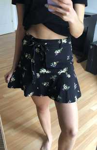 Czarna mini spódniczka w kwiatowy wzór, wiązana paskiem Tally Weijl