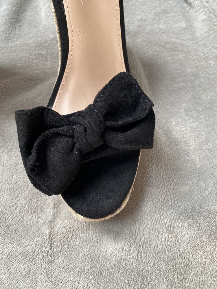 Piękne eleganckie espadryle na koturnie