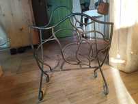 Metalowy stylizowany gazetnik szer. 40 cm