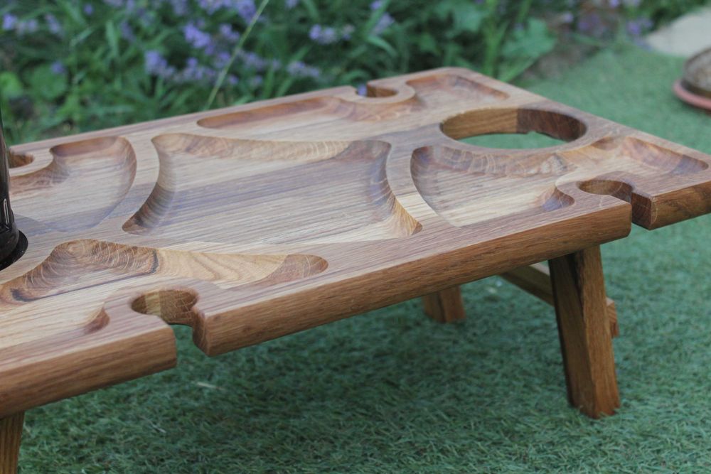 Винний столик дубовий – атмосфера в деталях