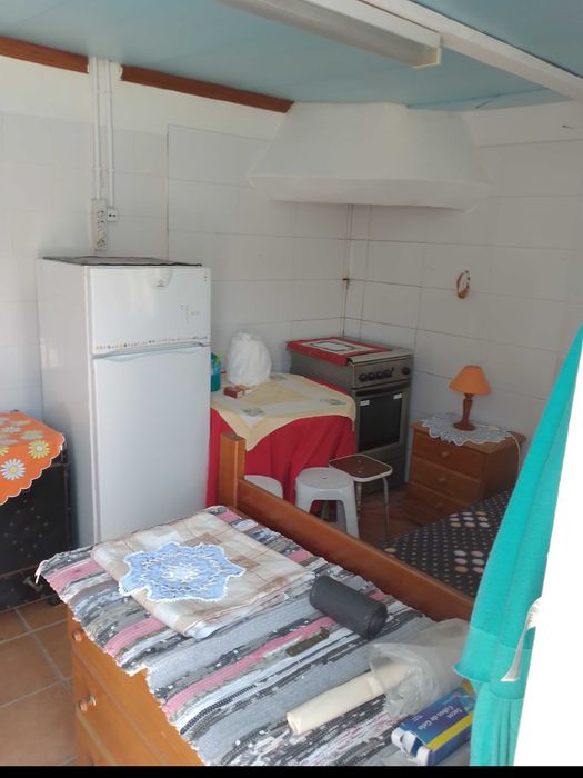 3 mesas (1 rectangular + 1 oval + 1 redonda) + 4 cadeiras + 4 bancos