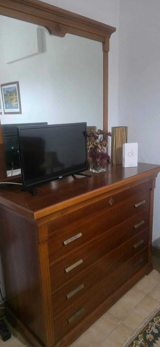 Vendo mobília de quarto em Cerejeira praticamente nova.