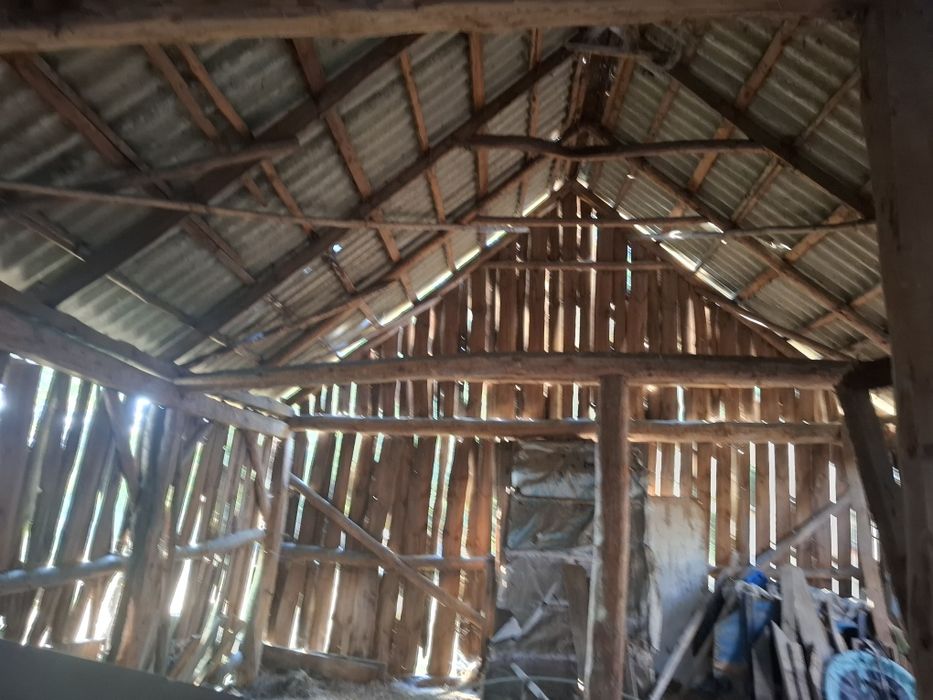 Stare deski i bale ze stodoły.