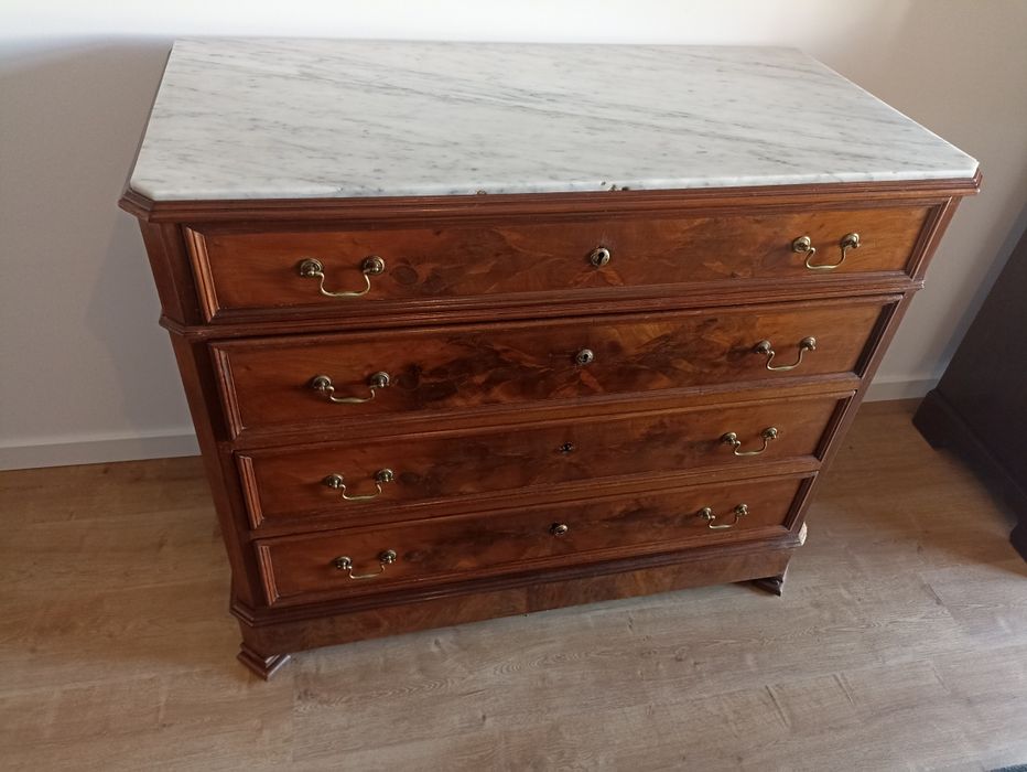 Roupeiro Antigo madeira maciça e cómoda pedra em cima