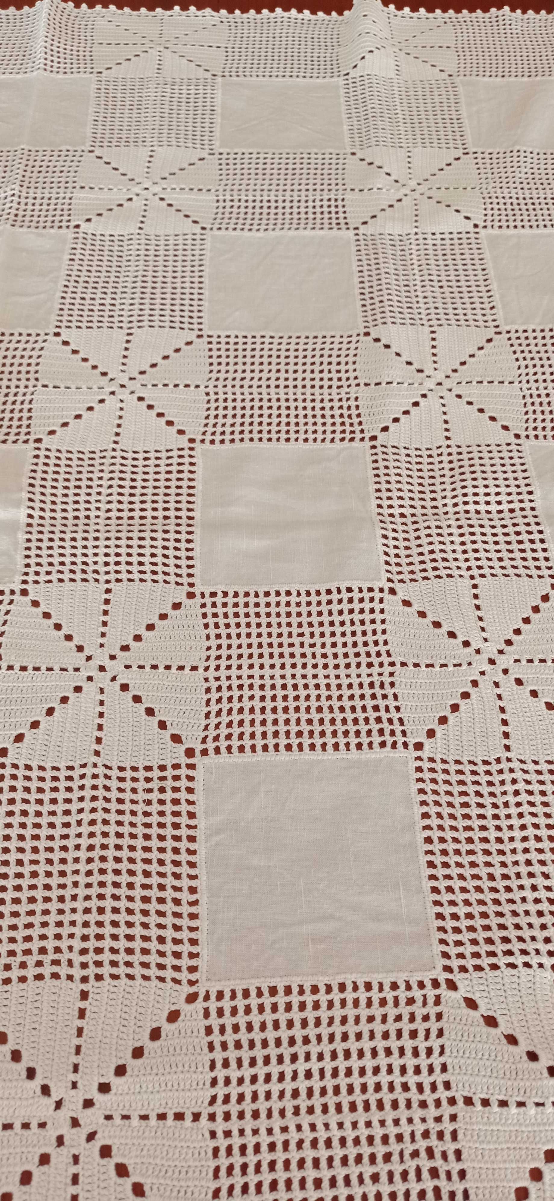 Toalha quadrada em linho e renda