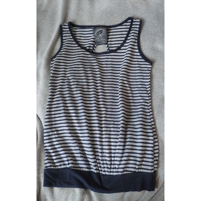 Bluzka w paski z odkrytymi plecami idealna na upalne dni