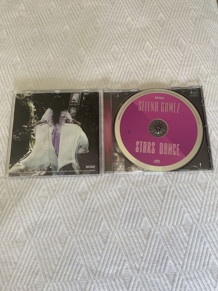 Cd’s Miley Cyrus e Selena Gomez