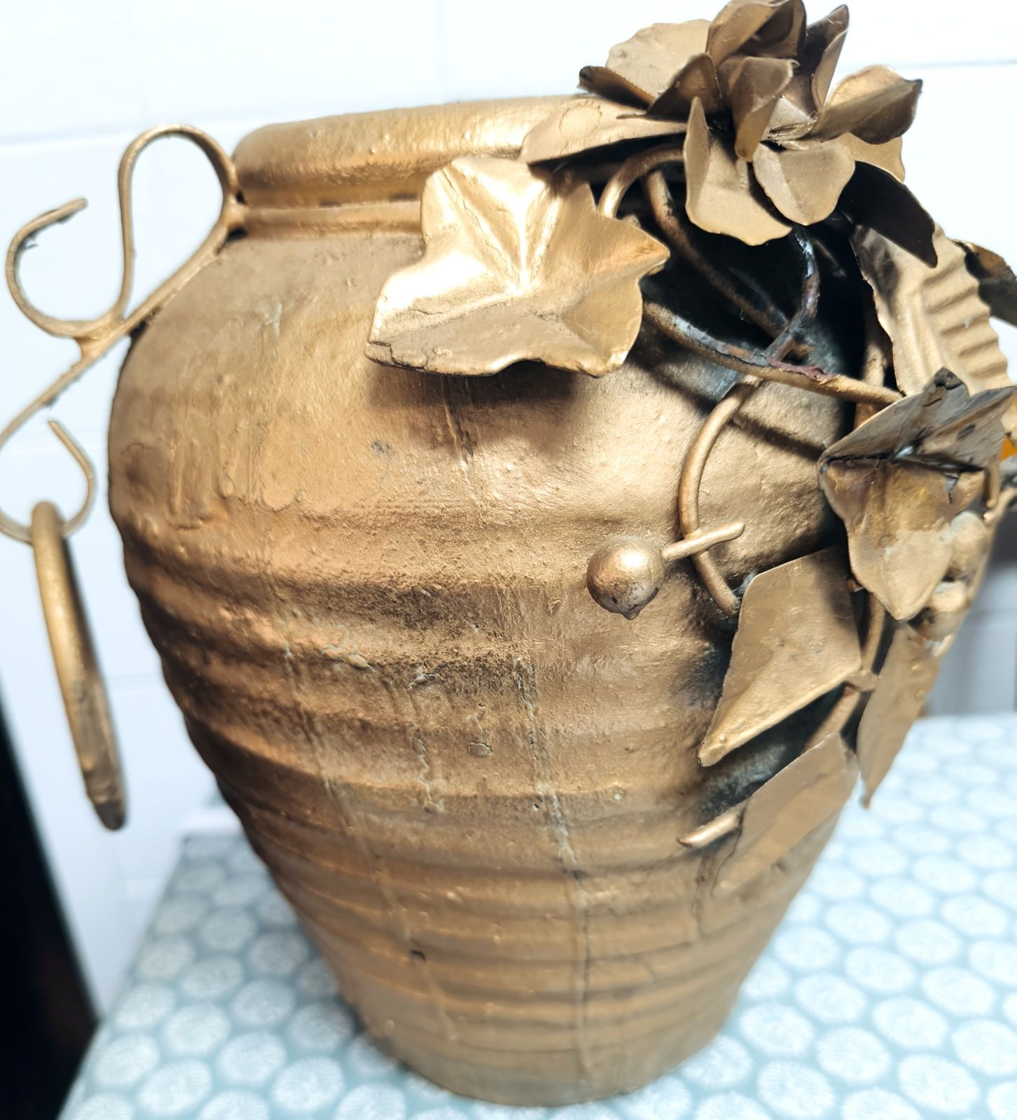 VASO/POTE, em terracota, com aplicaçõesmetalicas e argolas em ferro
