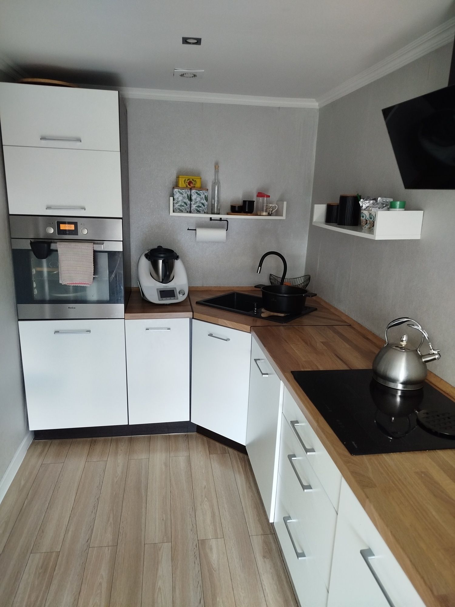 Meble kuchenne z lodówką i  indukcja