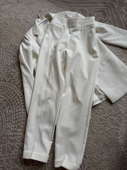 Молочний брючний костюм