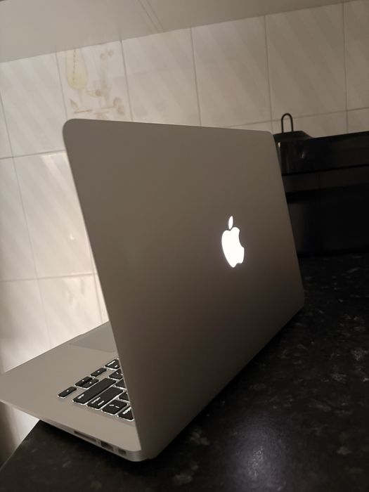 MacBook Air 13” (2017) | i5 | 8GB RAM |
