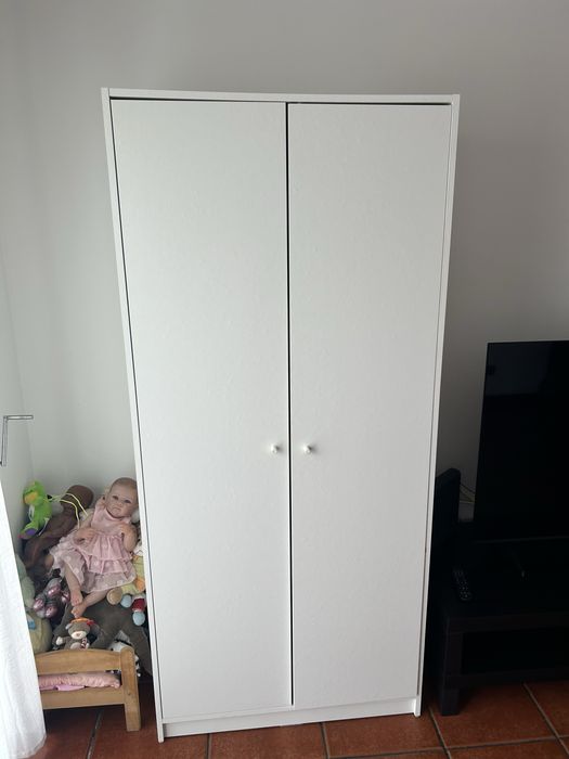 Guarda fatos branco.