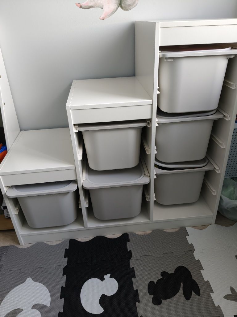 Regał Ikea z pojemnikami schodkowy