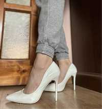 Жіночі білі лакові туфлі