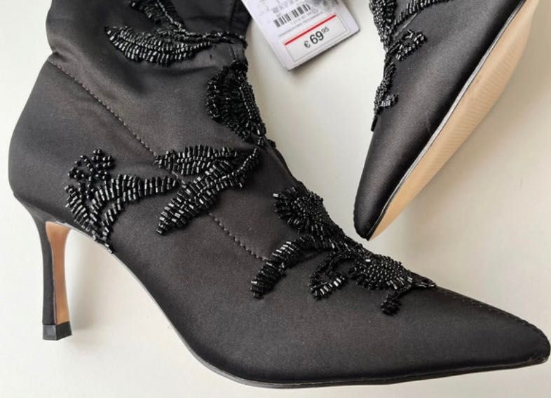 ZARA Satynowe botki na obcasie z ozdobnym haftem i koralikami