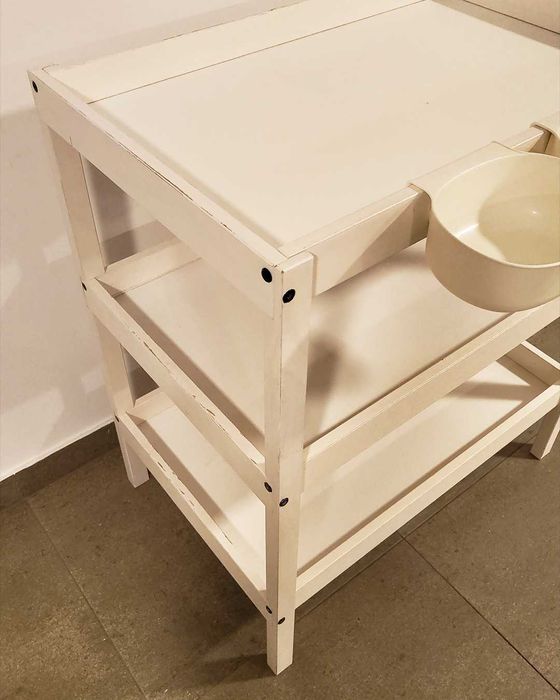 Trocador com Muda-Fraldas e Cestos