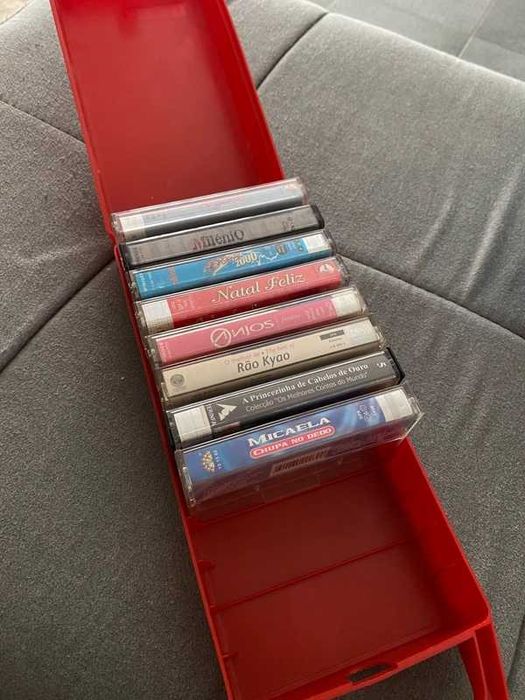 Lote 8 Cassetes + Estojo Vermelho Vintage – Música Portuguesa/Variada