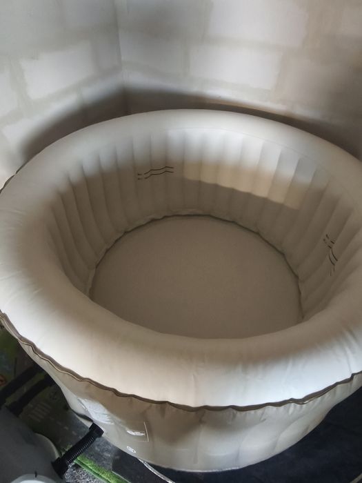 Dmuchane Jacuzzi Avenil z hydromasażem