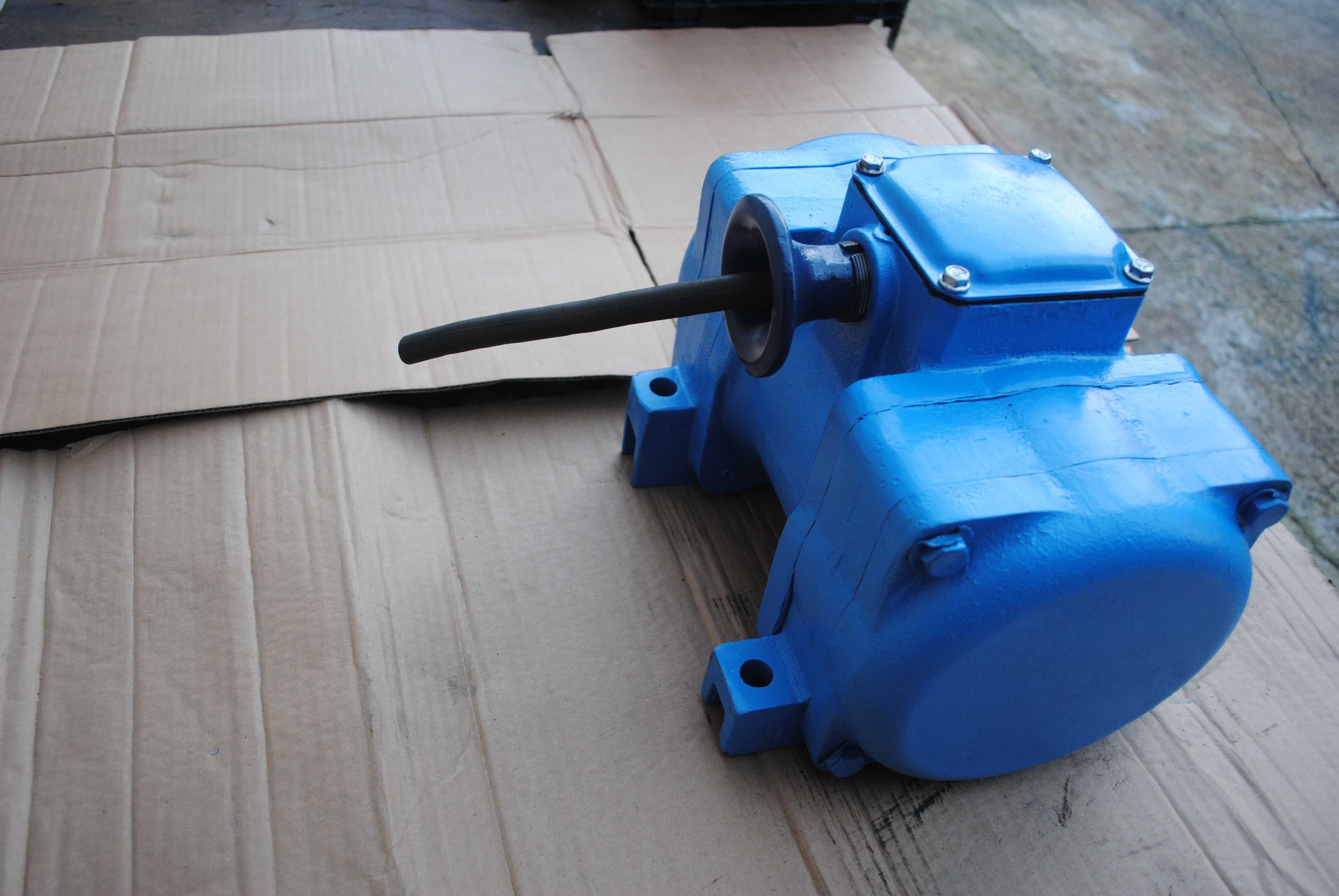 Wibrator elektrowibrator INDUKTA 0.85KW 2900 obr/min PRL zabytek