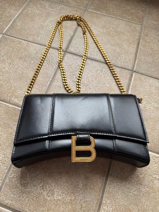 clutch transversal Balenciaga em formato de ampulheta