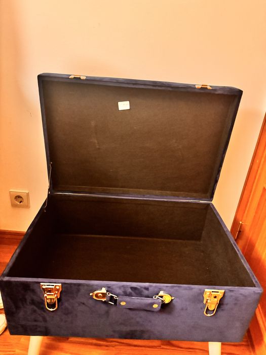 Banco azul em veludo Baú veludo com arrumção