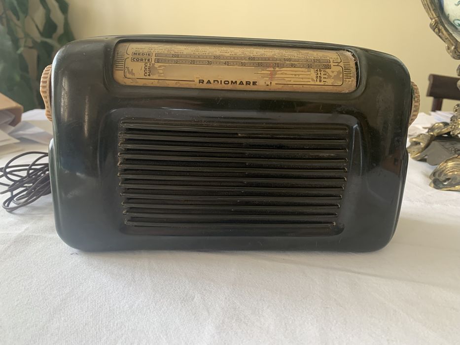 Radio antigo da marca radiomarelli