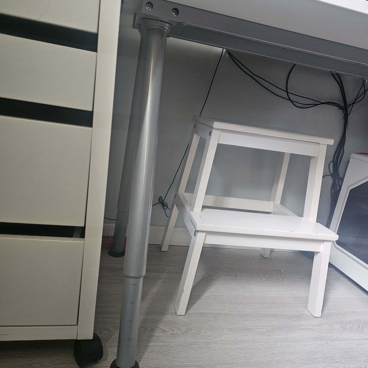 Biurko regulowanych Ikea Thyge plus szafka na książki