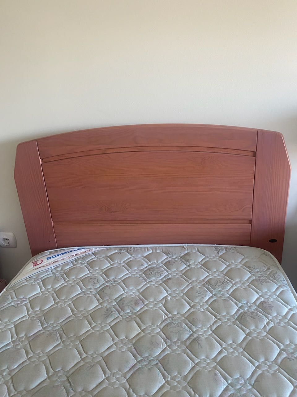 Cama de corpo e meio + colchão + mesa de cabeceira