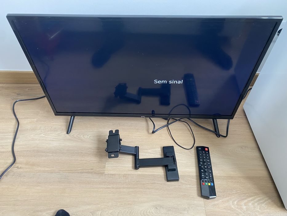 TV tcl 32 polegadas com suporte para parede como nova.