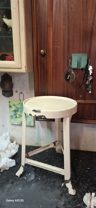 Antigo banco em metal