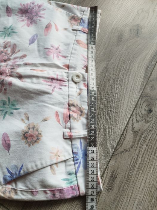 R.S Freesia białe spodnie w kolorowe kwiaty chinosy cygaretki